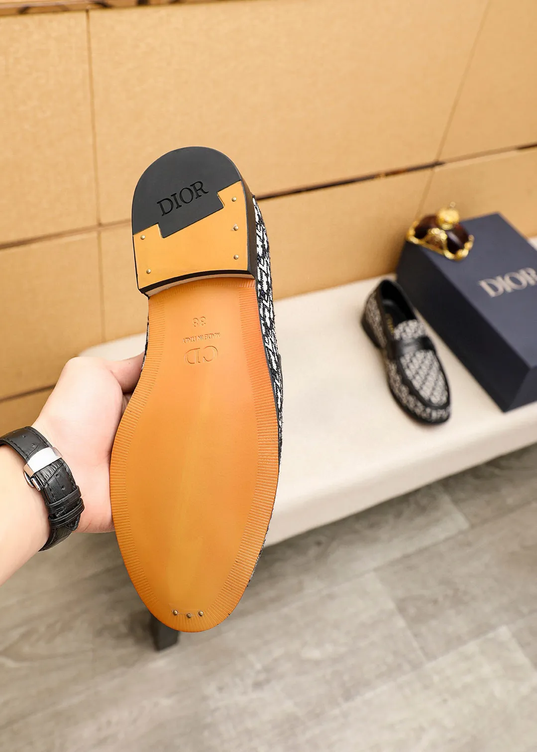 Men's shoes 💰480 💐 Product trademark: Dior "Dior" casual leather shoes Regular size: 39-44 (38.45.46🉑️Customized) Product materials: Selected Italian imported first-layer calfskin upper, imported water-dyed 🐂 cowhide lining. Strong three-dimensional visual effect, original outsole color: 2 colors available